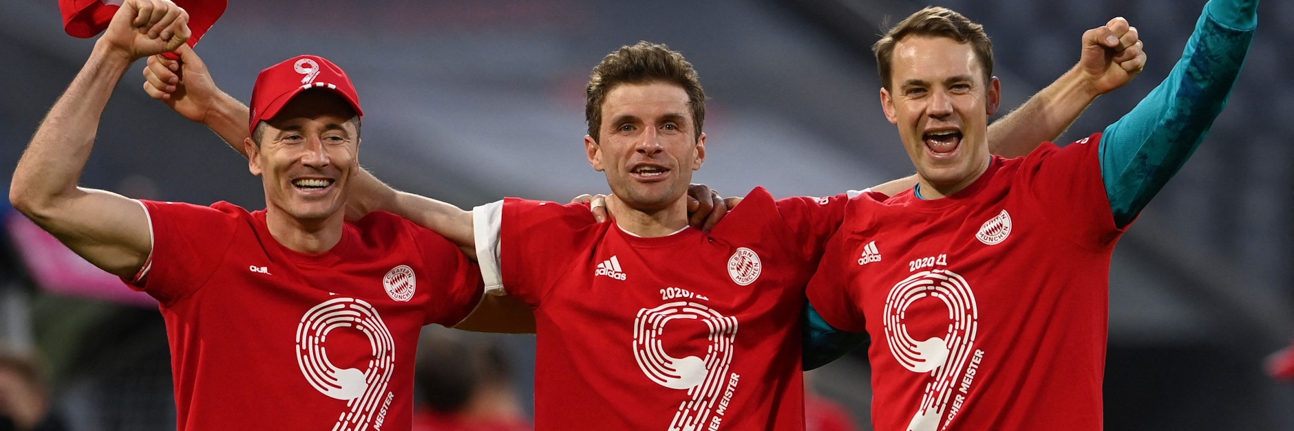 Mit der Neun auf dem Trikot feiern Robert Lewandowski, Thomas Müller und Manuel Neuer (v.l.) den Titel.