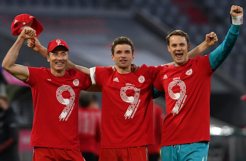 Mit der Neun auf dem Trikot feiern Robert Lewandowski, Thomas Müller und Manuel Neuer (v.l.) den Titel.