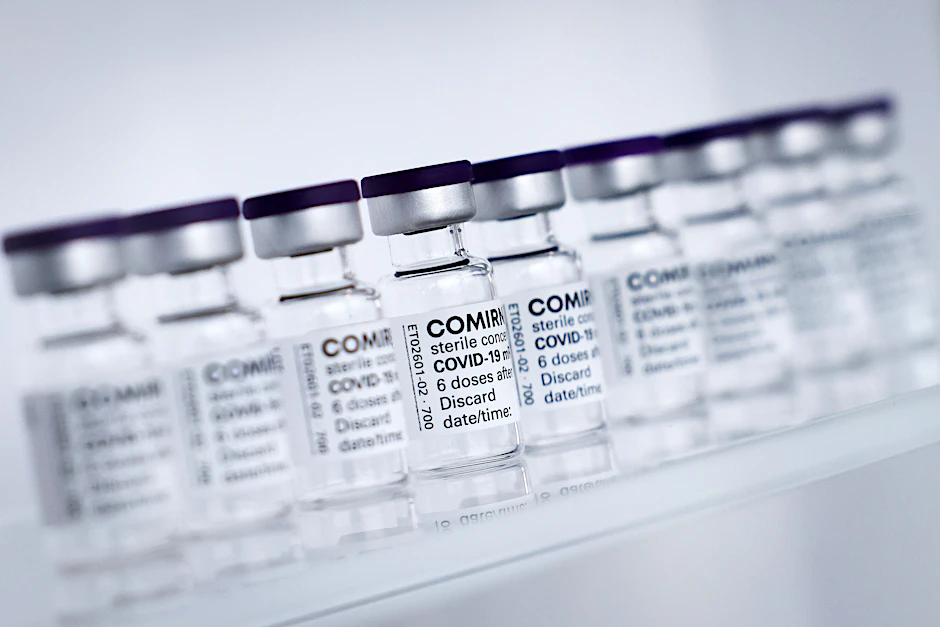 Fläschchen des Corona-Impfstoffs von Biontech/Pfizer stehen nebeneinander.