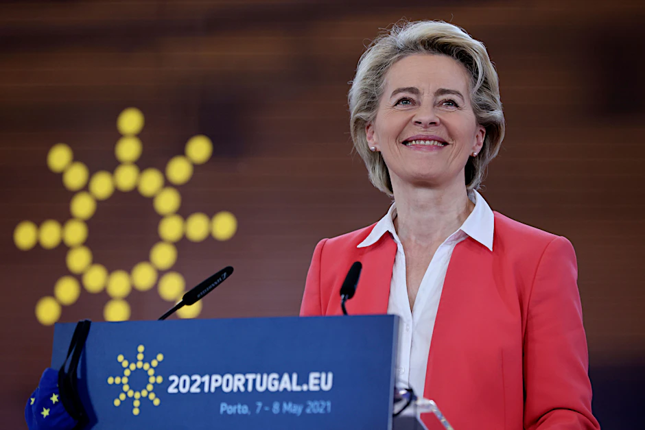 Ursula von der Leyen, Präsidentin der Europäischen Kommission, spricht auf einer Pressekonferenz.