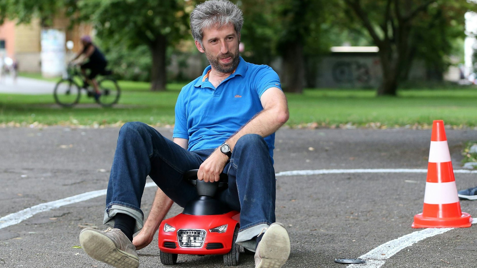 Boris Palmer beim Bobby-Car-Rennen, noch nicht aus der Kurve getragen.