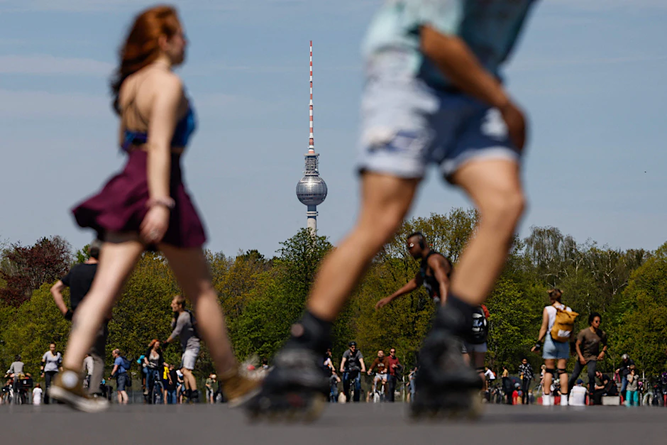 Das Tempelhofer Feld in Berlin: Spaziergänger und Skater sind unterwegs - und auch die Kleidung wird luftiger.