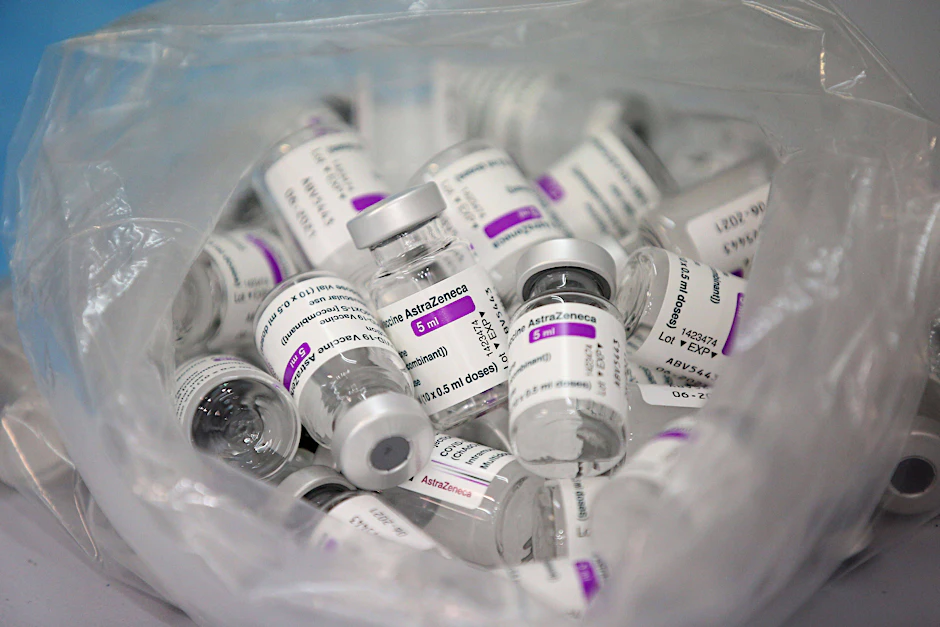 Leere Fläschchen des Impfstoffs des Herstellers Astrazeneca.&nbsp;
