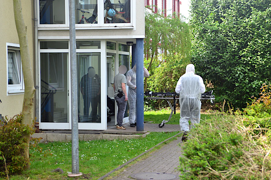 Polizisten und Mitarbeiter der Spurensicherung am Tatort in Essen.