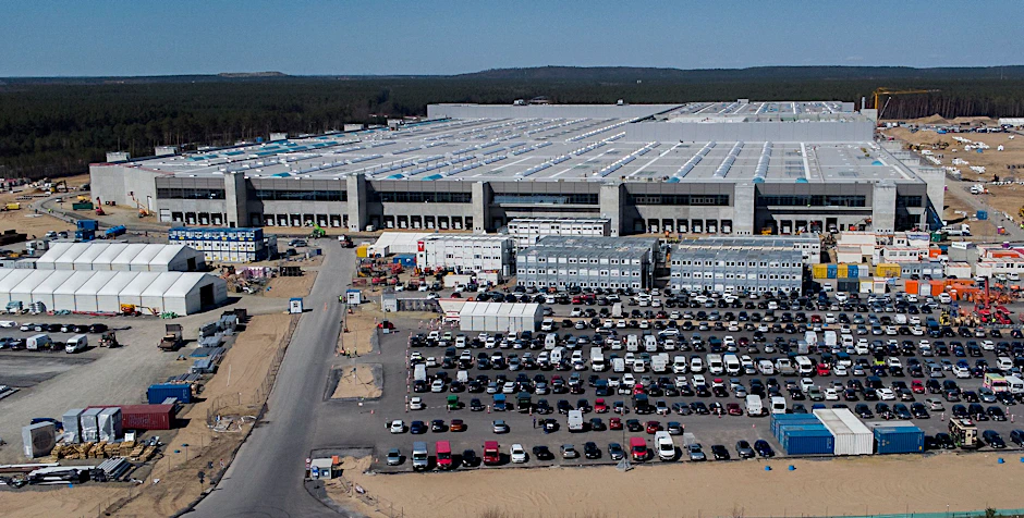 Demnächst soll die Produktion von E-Autos in Grünheide losgehen. Doch der Nabu hat etwas gegen die Pläne von Elon Musk.
