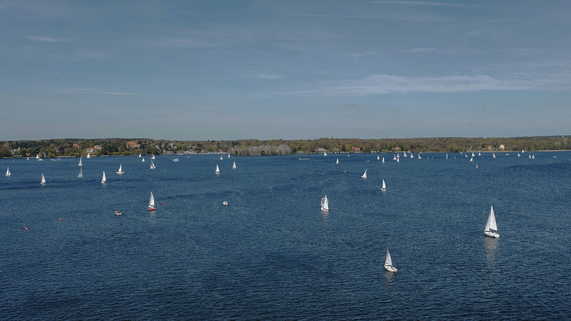 Boote überall! Aktuelle Drohnenaufnahme des Berliner Wannsees.