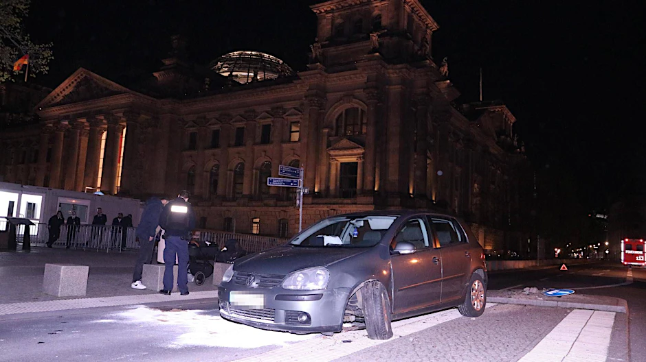 Der VW-Golf blieb nach dem Unfall, der sich direkt vor dem Bundestag ereignet hatte, schwer beschädigt liegen.