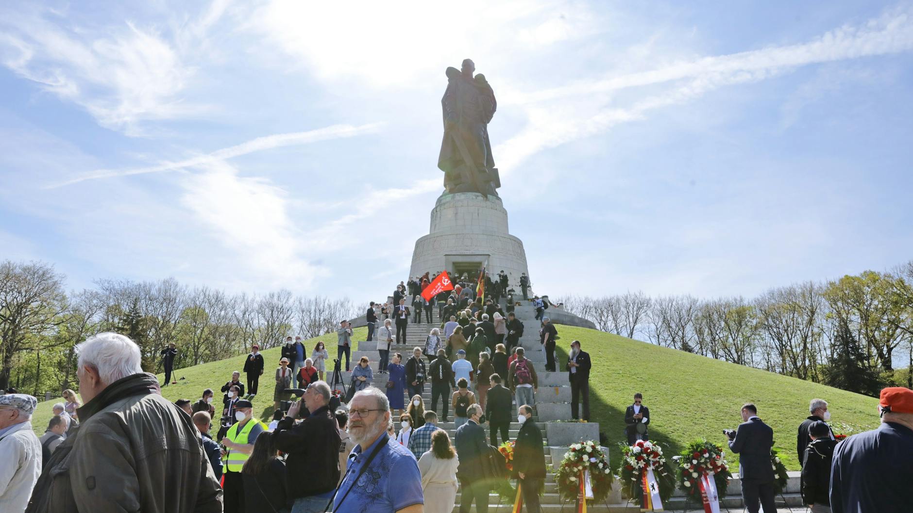 Menschen gedenken am Sonntag am Sowjetischen Ehrenmal in Treptow. Unter ihnen sind auch Politiker wie Gregor Gysi (Linke) oder der russische Botschafter Sergej J. Netschajew.