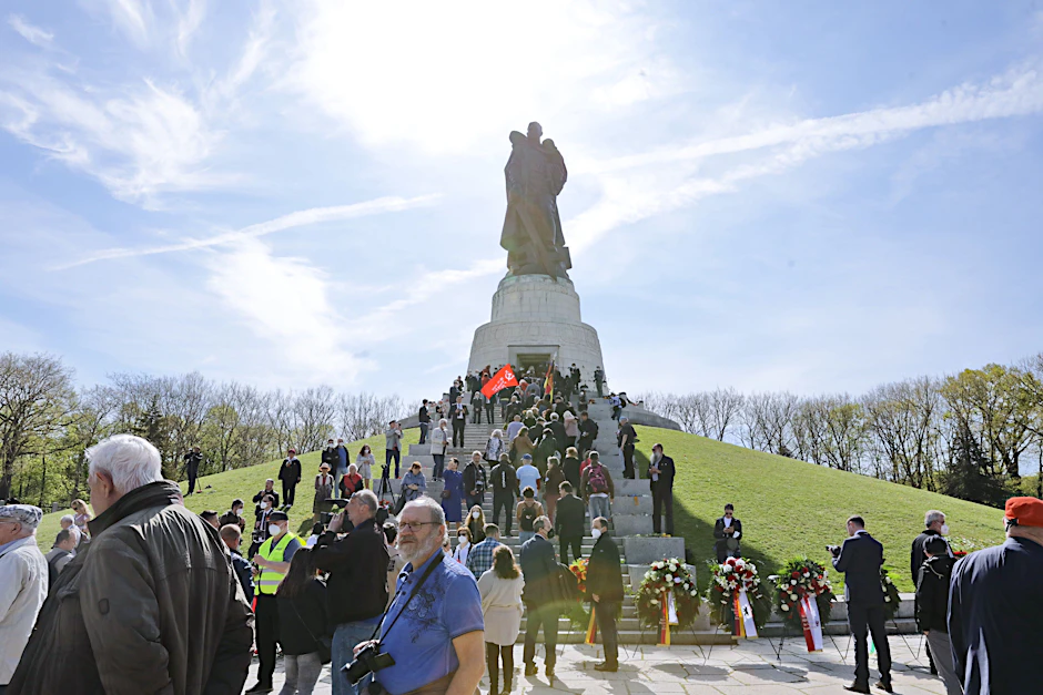 Menschen gedenken am Sonntag am Sowjetischen Ehrenmal in Treptow. Unter ihnen sind auch Politiker wie Gregor Gysi (Linke) oder der russische Botschafter&nbsp;Sergej J. Netschajew.