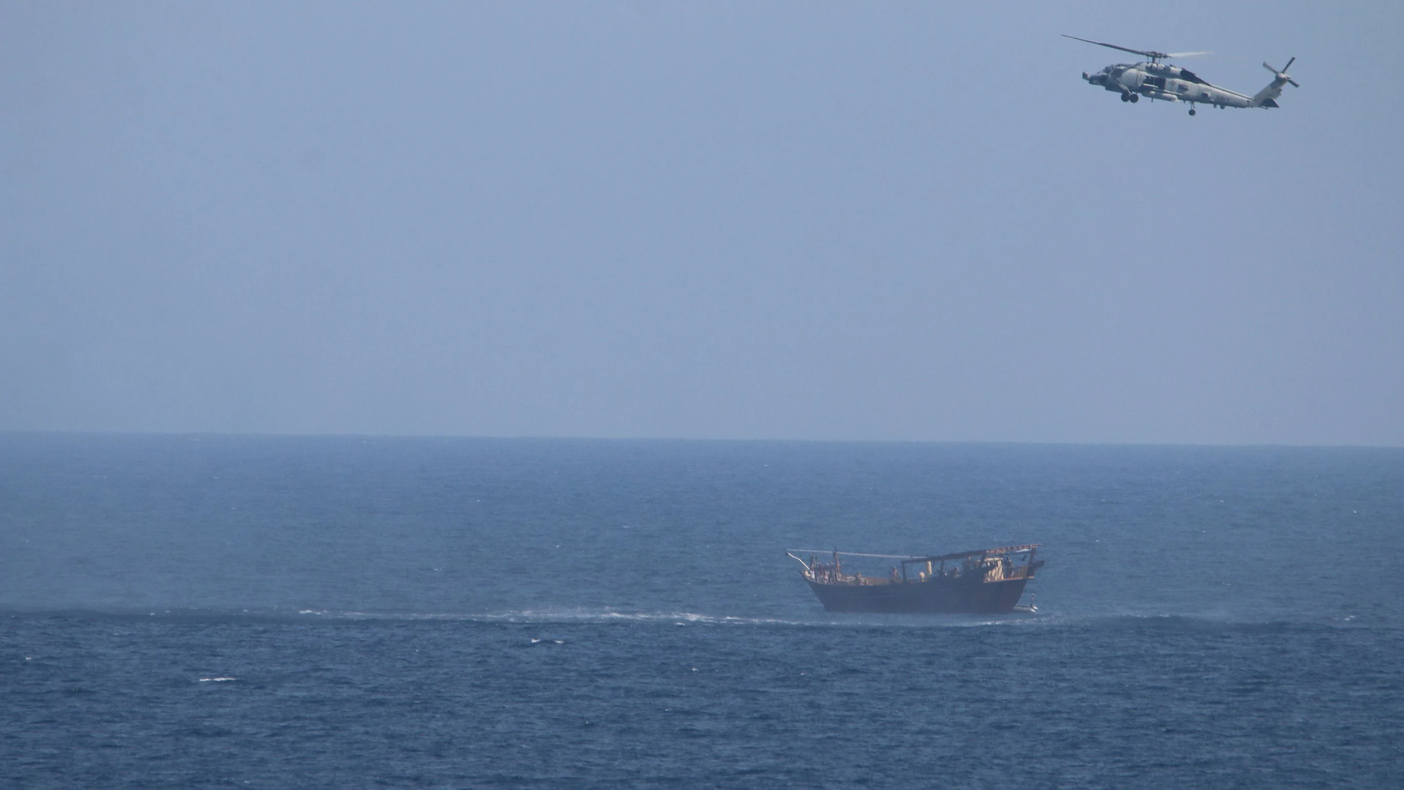 Ein Hubschrauber vom US-Kriegsschiff Monterey schwebt über der staatenlosen Dhau.