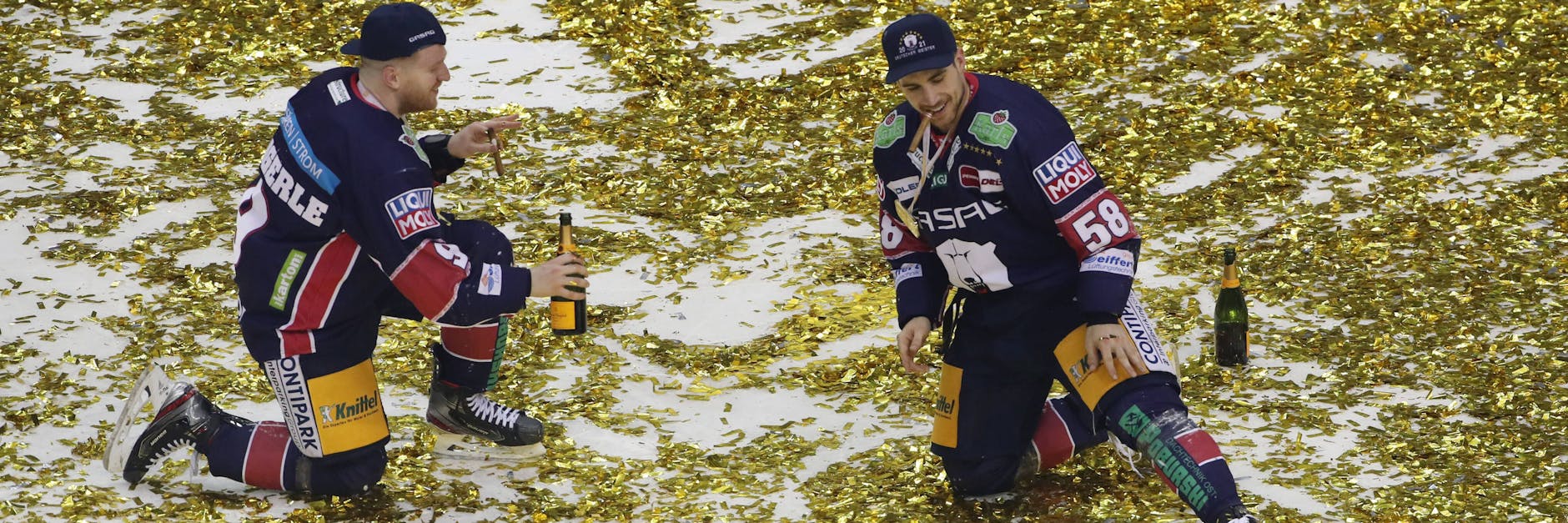 Ryan McKiernan (r.) gönnte sich mit Mark Zengerle ein ausführliches Bad im Goldglitter.