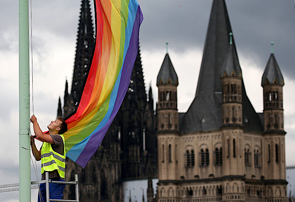 In ganz Deutschland bieten katholische Priester Segnungsgottesdienste für alle Paare an.