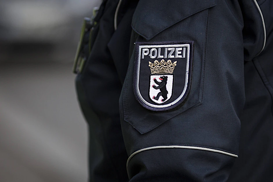 Emblem der Berliner Polizei auf der Jacke eines Polizeibeamten.