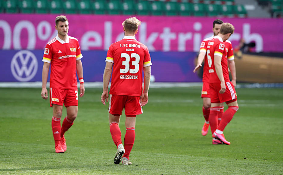 Hängende Köpfe: Die Kicker des 1. FC Union wissen, dass sie mit dem 0:3 in Wolfsburg eine Chance liegen gelassen haben.&nbsp;