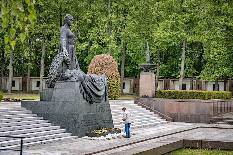 Stilles Gedenken am Morgen des 8. Mai am Sowjetischen Ehrenmal in Pankow, Schönholzer Heide. Im Lauf des Tages häuften sich die Blumen in der würdevollen Anlage.