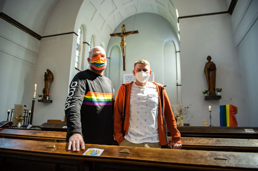 Protestaktion: Katholische Pfarrer segnen homosexuelle Paare
