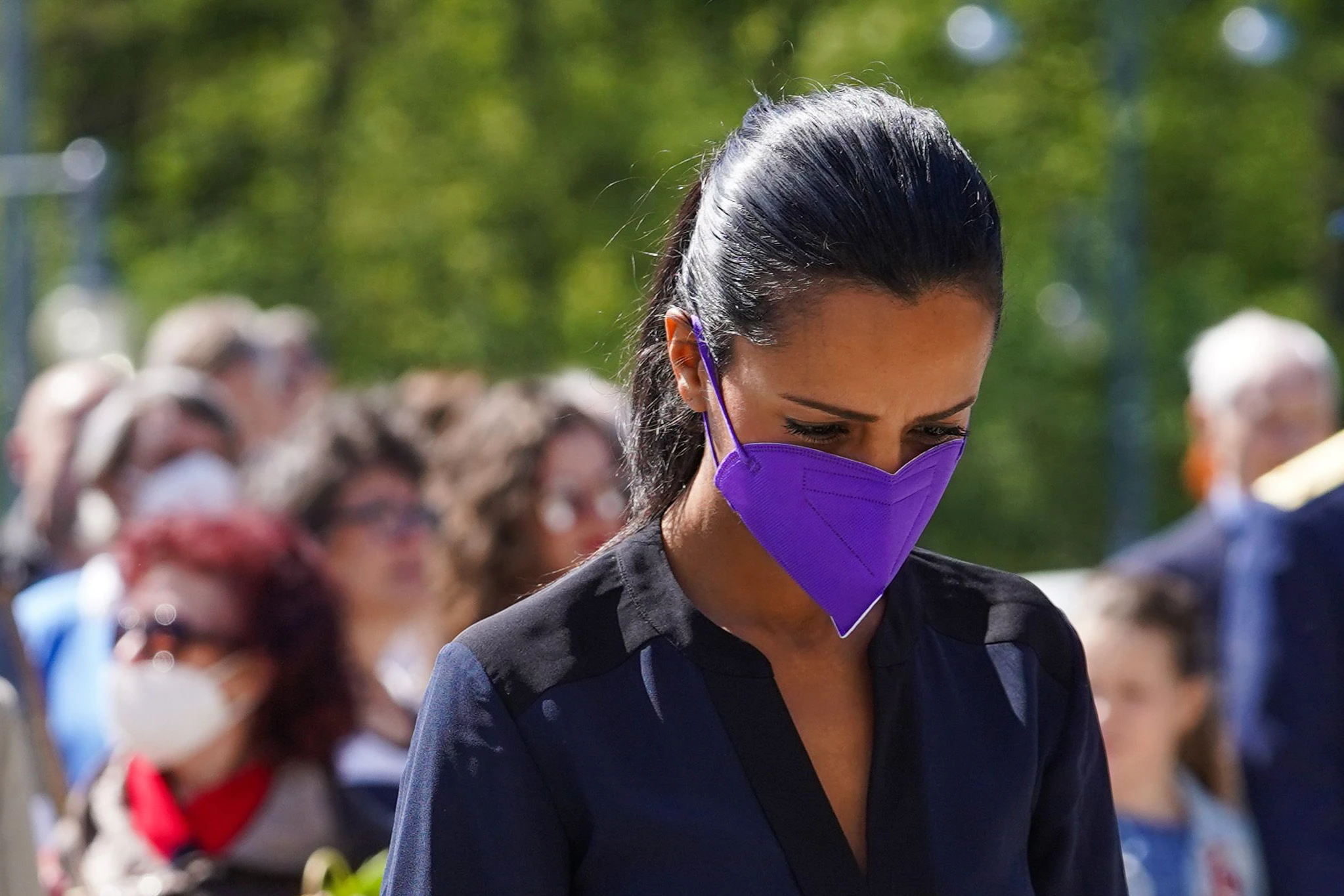 Sawsan Chebli legte am Sowjetischen Ehrenmal an der Straße des 17. Juni einen Kranz nieder.