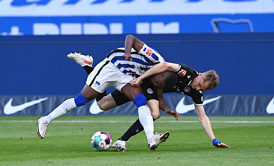 Jhon Cordoba im Würgegriff des Bielefelders Amos Pieper.