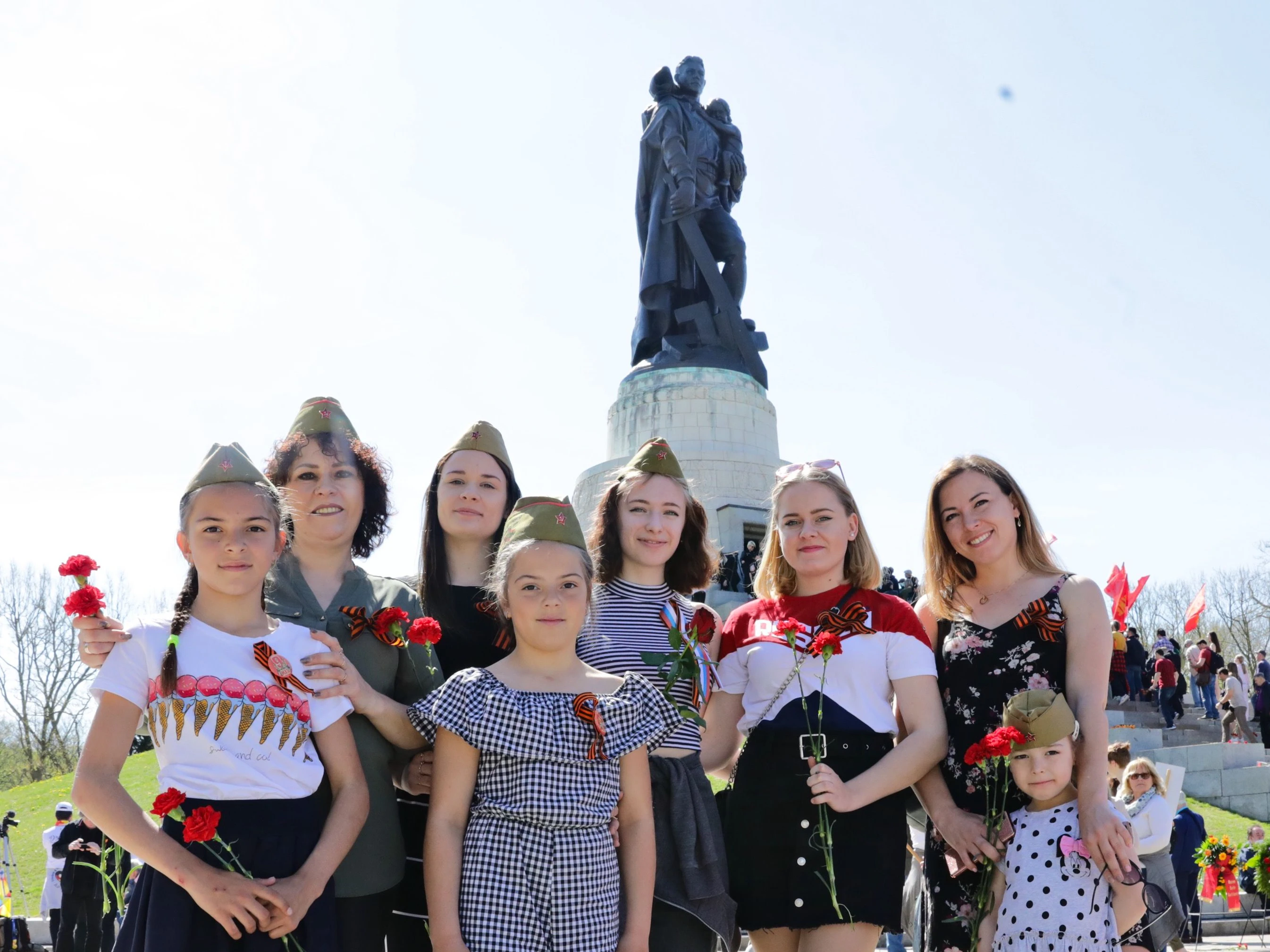 Mit roten Nelken und Käppi der Roten Armee zum Sowjetischen Ehrenmal in Treptow: Für viele Menschen zur Tradition geworden.