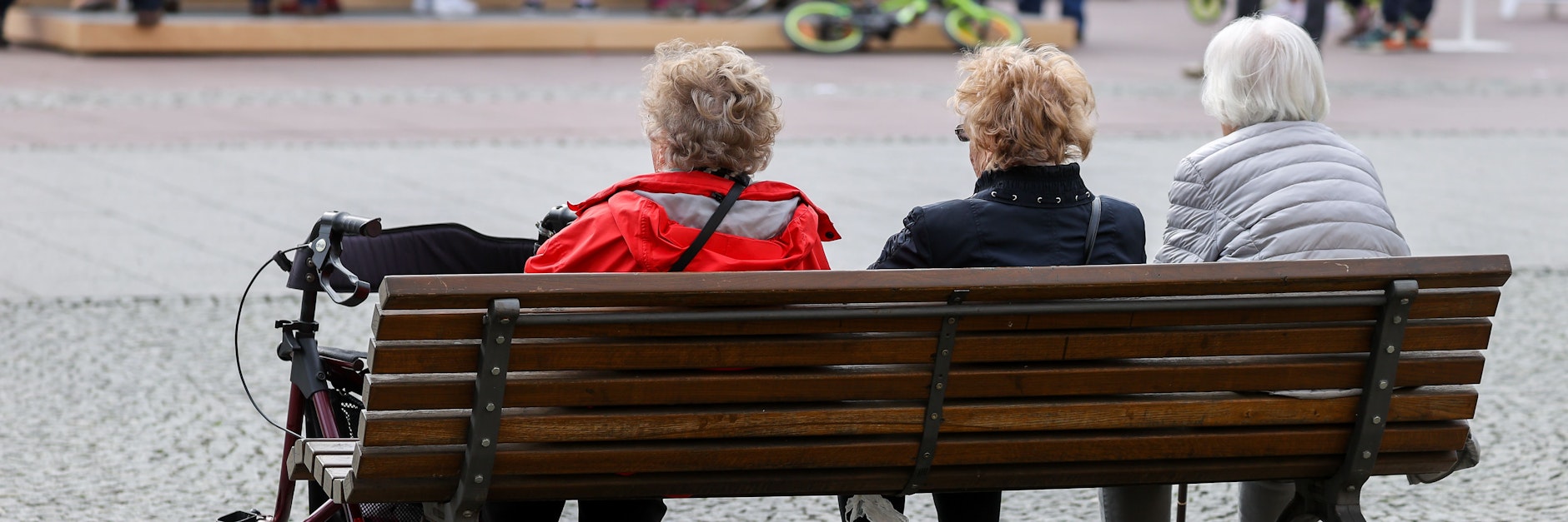 Wer schon geimpft oder genesen ist, kann wie diese drei Damen den Frühling ohne Kontaktbeschränkungen genießen.