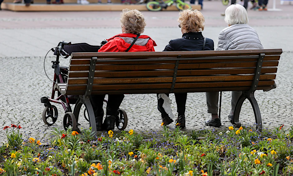 Wer schon geimpft oder genesen ist, kann wie diese drei Damen den Frühling ohne Kontaktbeschränkungen genießen.