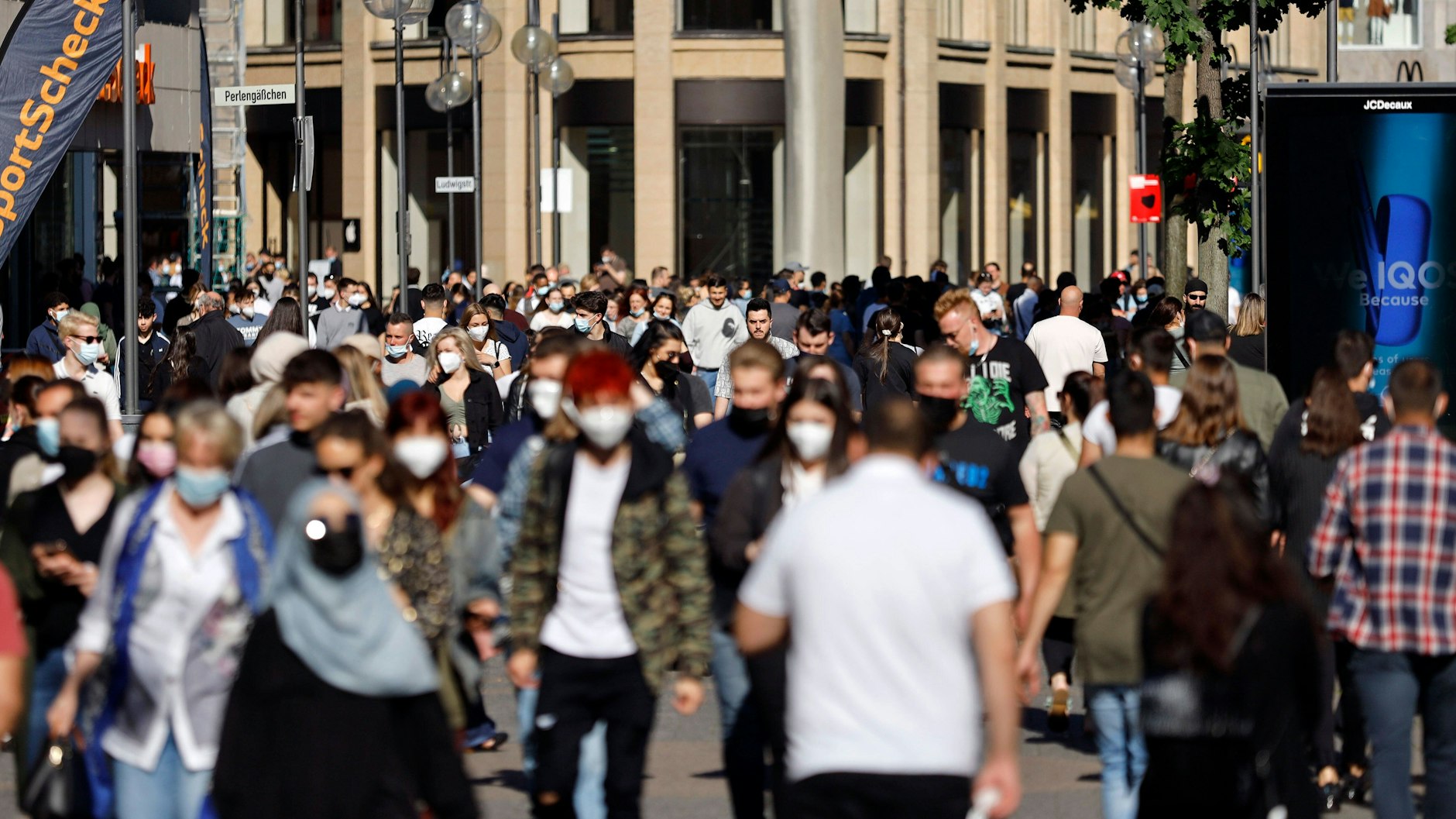 In belebten Innenstädten und Fußgängerzonen gilt vielerorts eine Maskenpflicht.