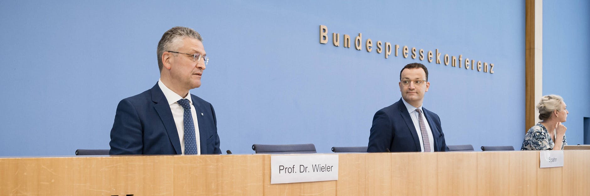 Bundesgesundheitsminister Jens Spahn (CDU) und Lothar H. Wieler, Präsident des Robert-Koch-Instituts (li.)