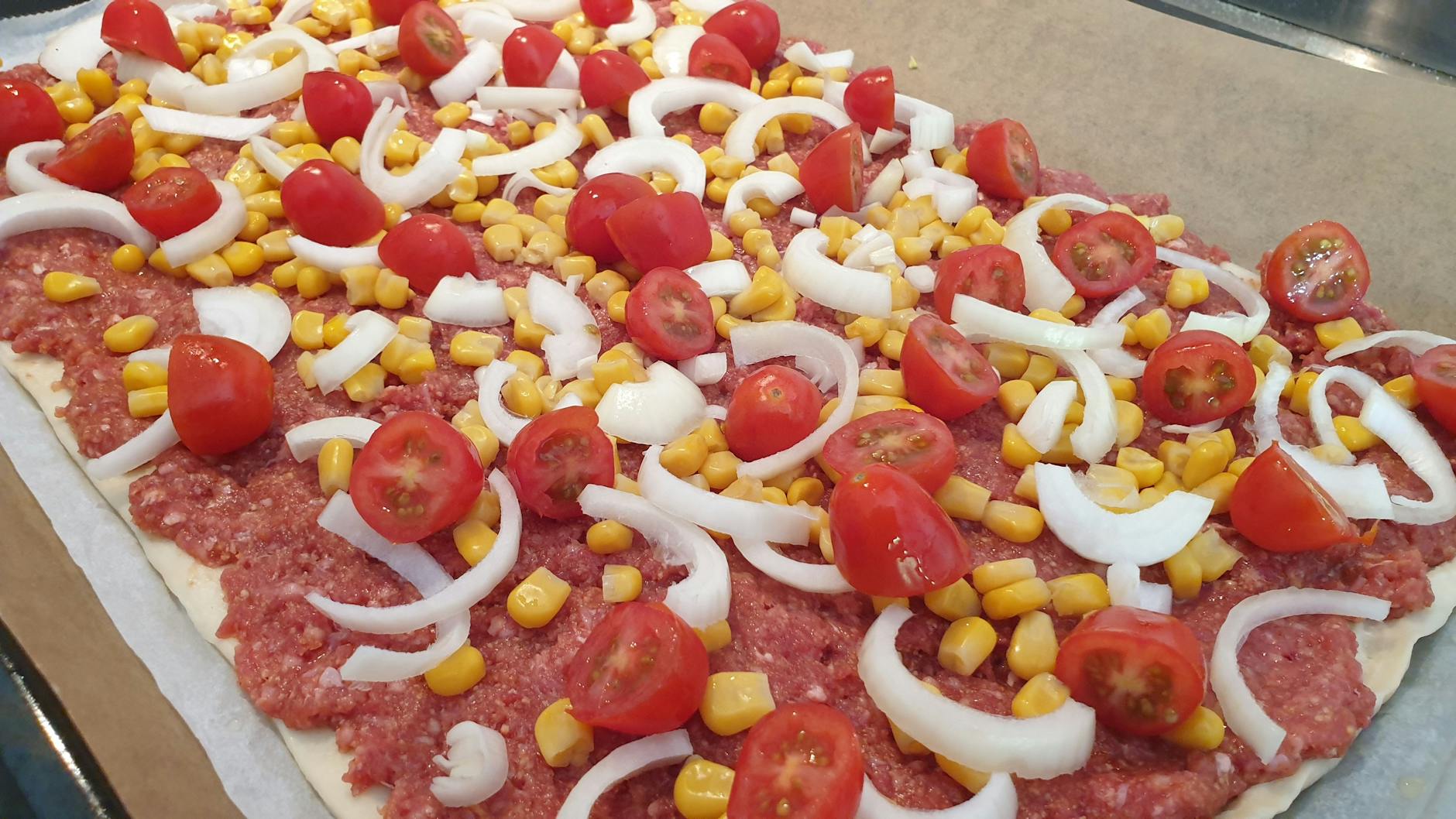 Fehlt nur noch die Soße und der Käse und schon kann die etwas andere Pizza in den Ofen.