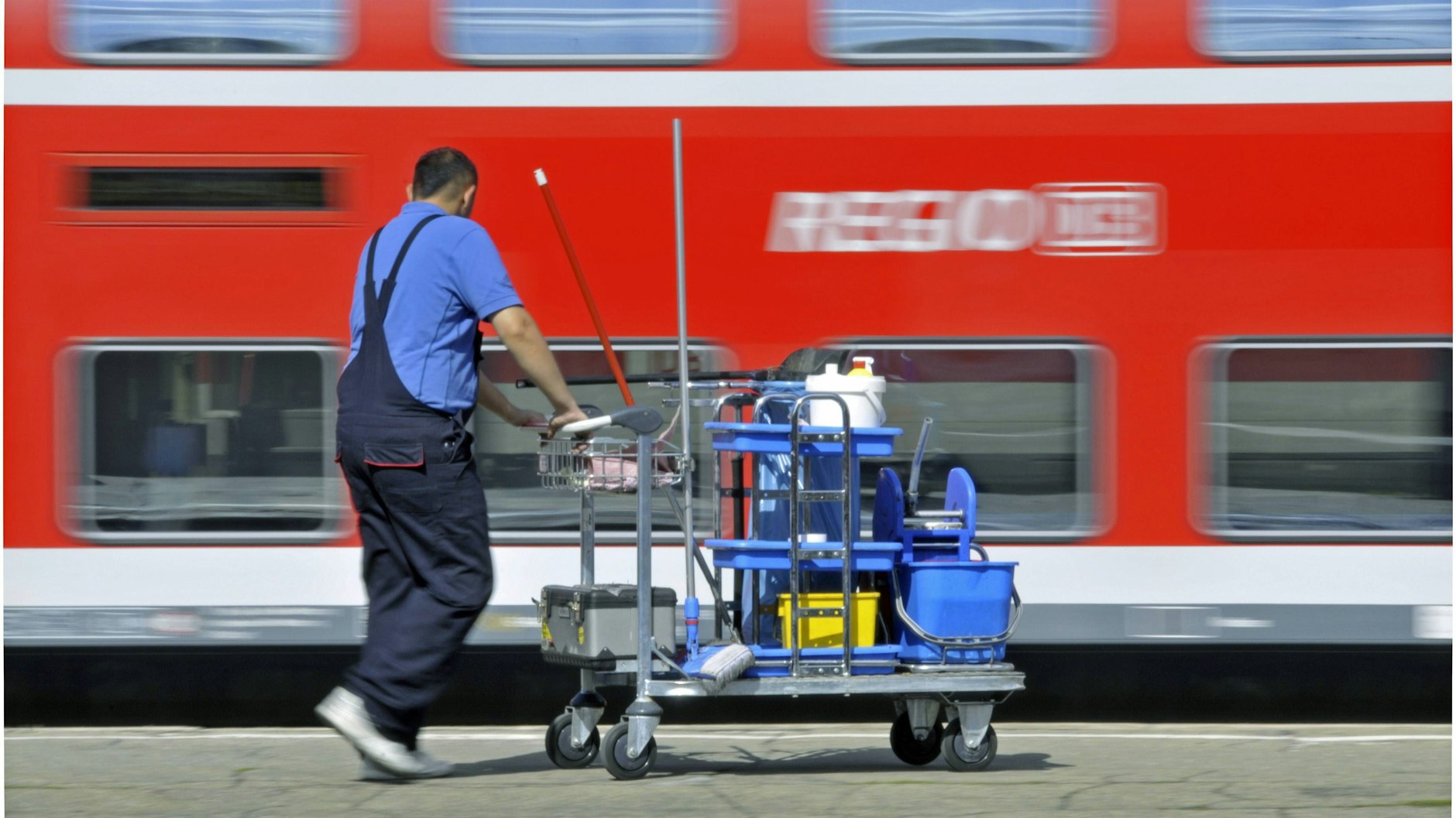 Wichtige Arbeit für wenig Geld: Reinigungskraft im Einsatz