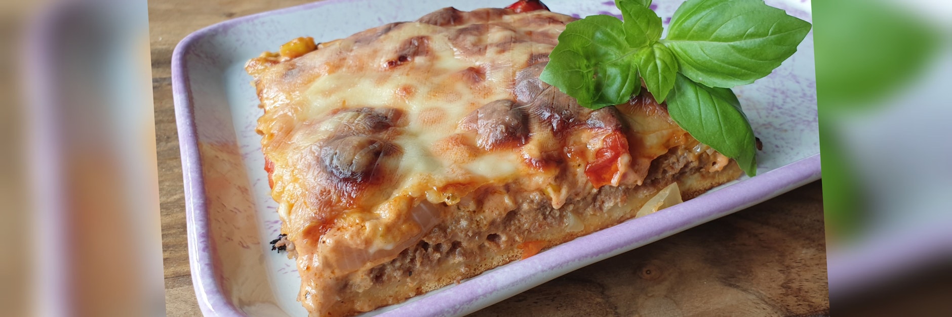 Diese Pizza mit Hackfleisch ist wirklich einzigartig lecker.