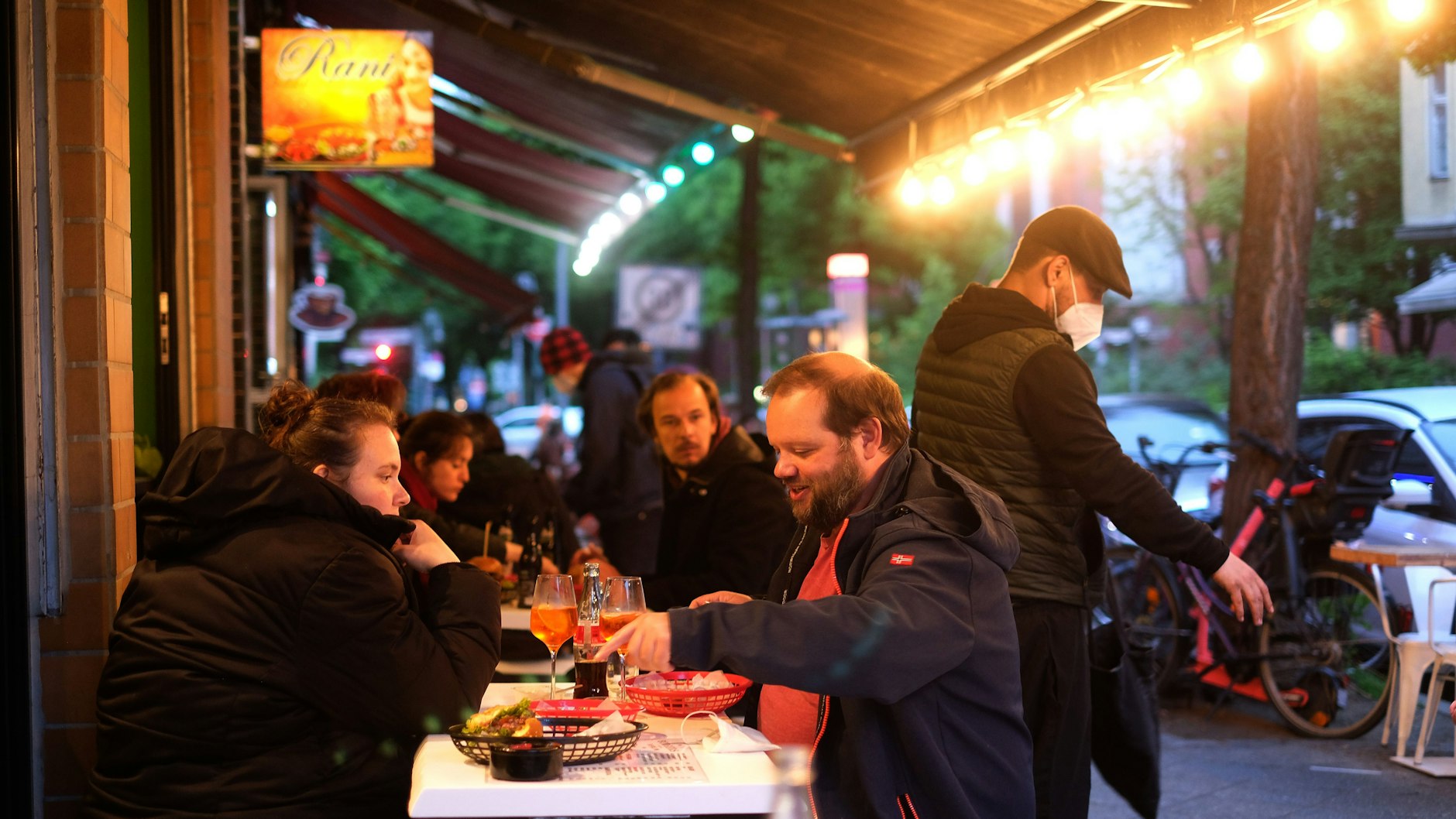 Vor Berlins Restaurants kehrt das Leben zurück. Auch in ihren Lokalen sollen die Hauptstadt-Gastronomen ab Freitag wieder Gäste empfangen dürfen.&nbsp;