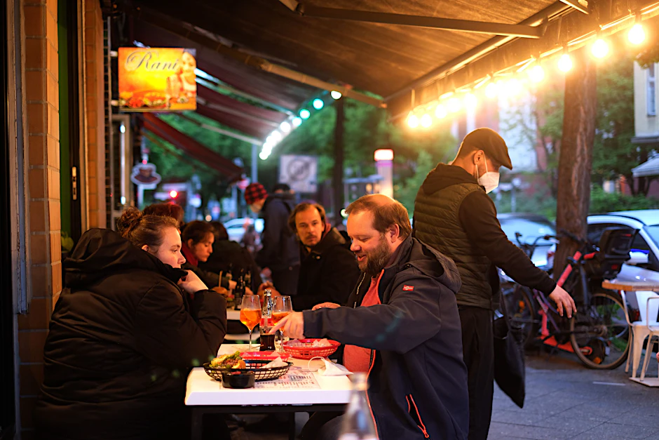 Vor Berlins Restaurants kehrt das Leben zurück. Auch in ihren Lokalen sollen die Hauptstadt-Gastronomen ab Freitag wieder Gäste empfangen dürfen.&nbsp;
