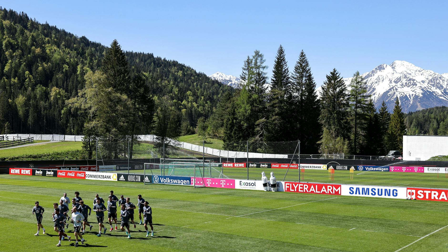 Die Nationalmannschaft bereitet sich vor herrlichem Alpenpanorama auf die EM vor.