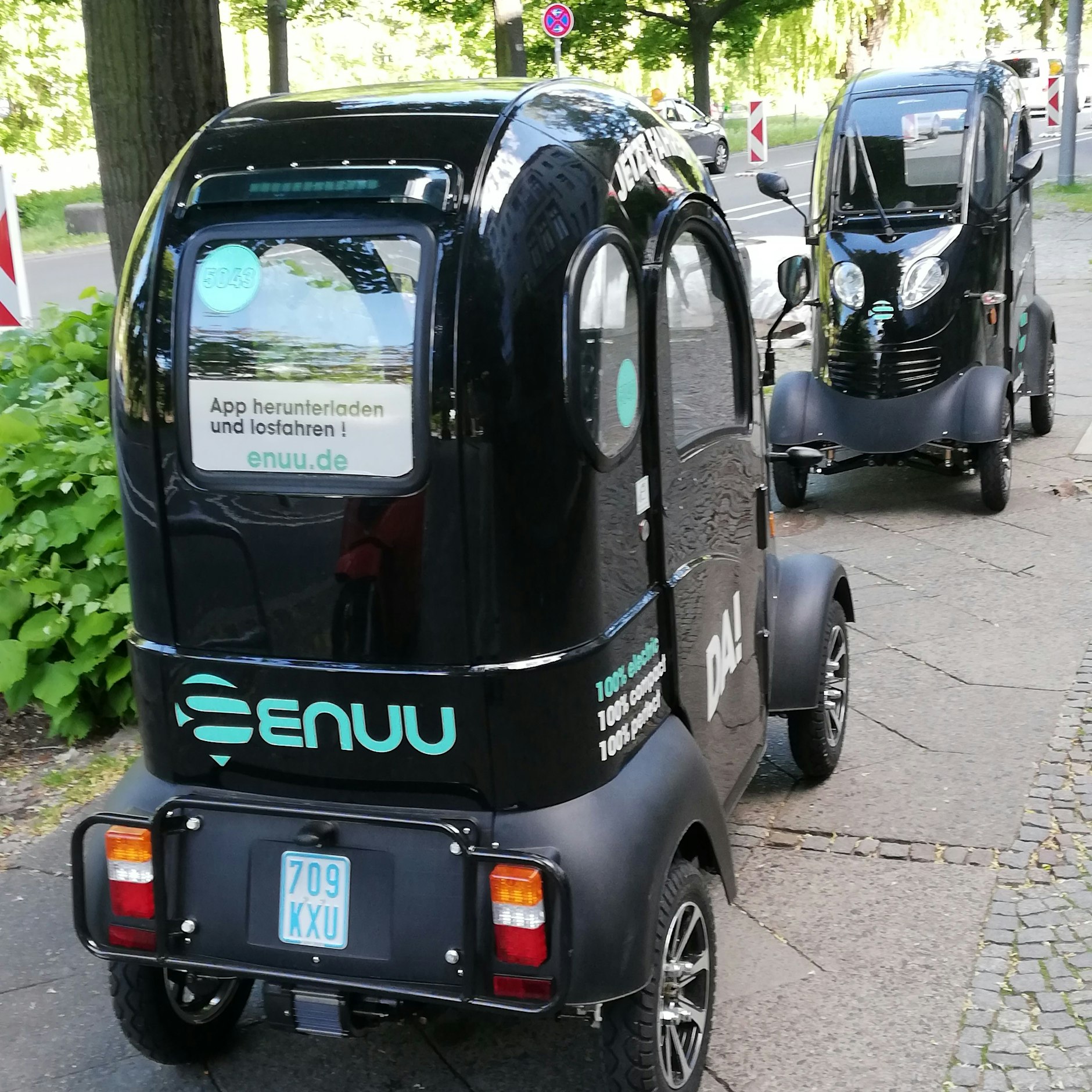 Rücksichtloser geht es nicht mehr: Zwei E-Mini-Autos blockieren hier den Gehweg am Tempelhofer Ufer.