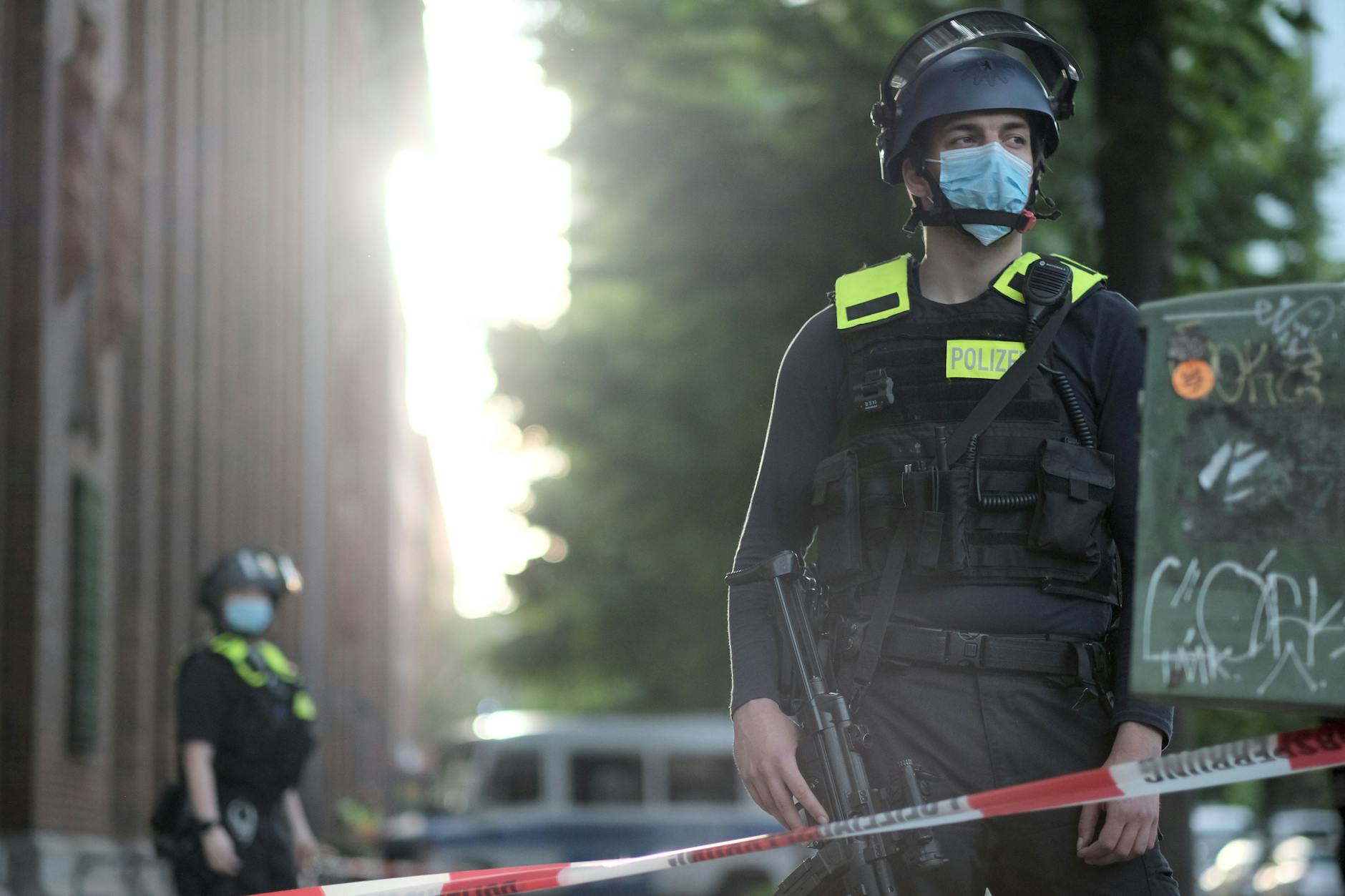 Polizisten vor der Senatsverwaltung für Gesundheit in Berlin-Kreuzberg.