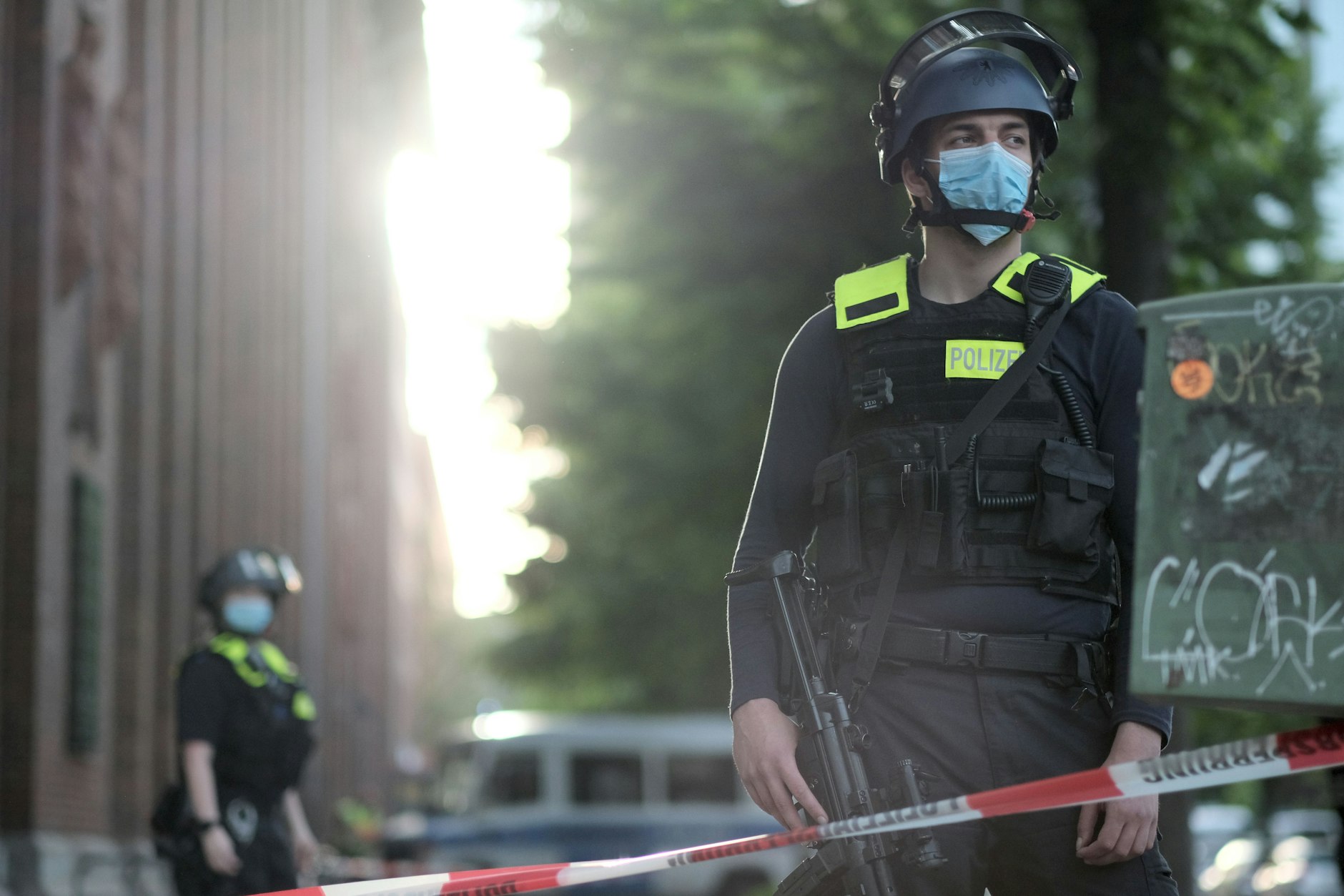 Polizisten vor der Senatsverwaltung für Gesundheit in Berlin-Kreuzberg.