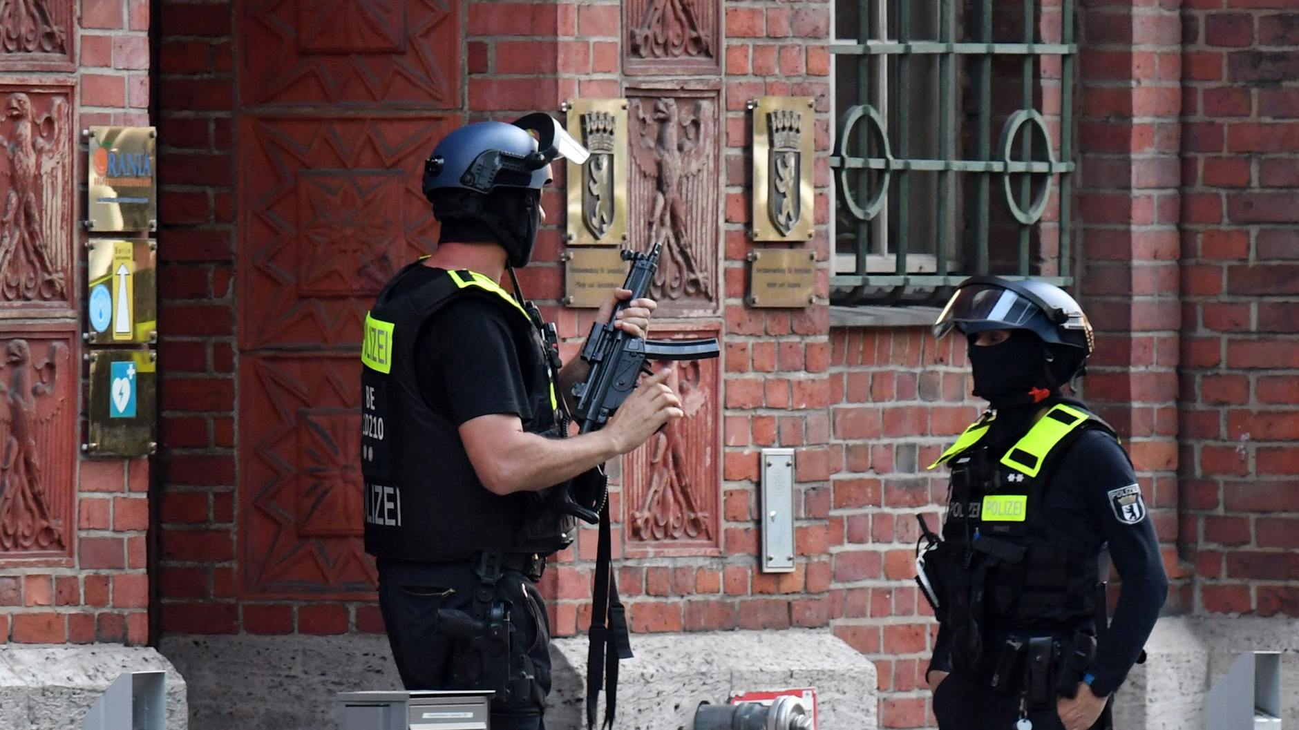 Bewaffnete Einsatzkräfte in der Oranienstraße.<br>