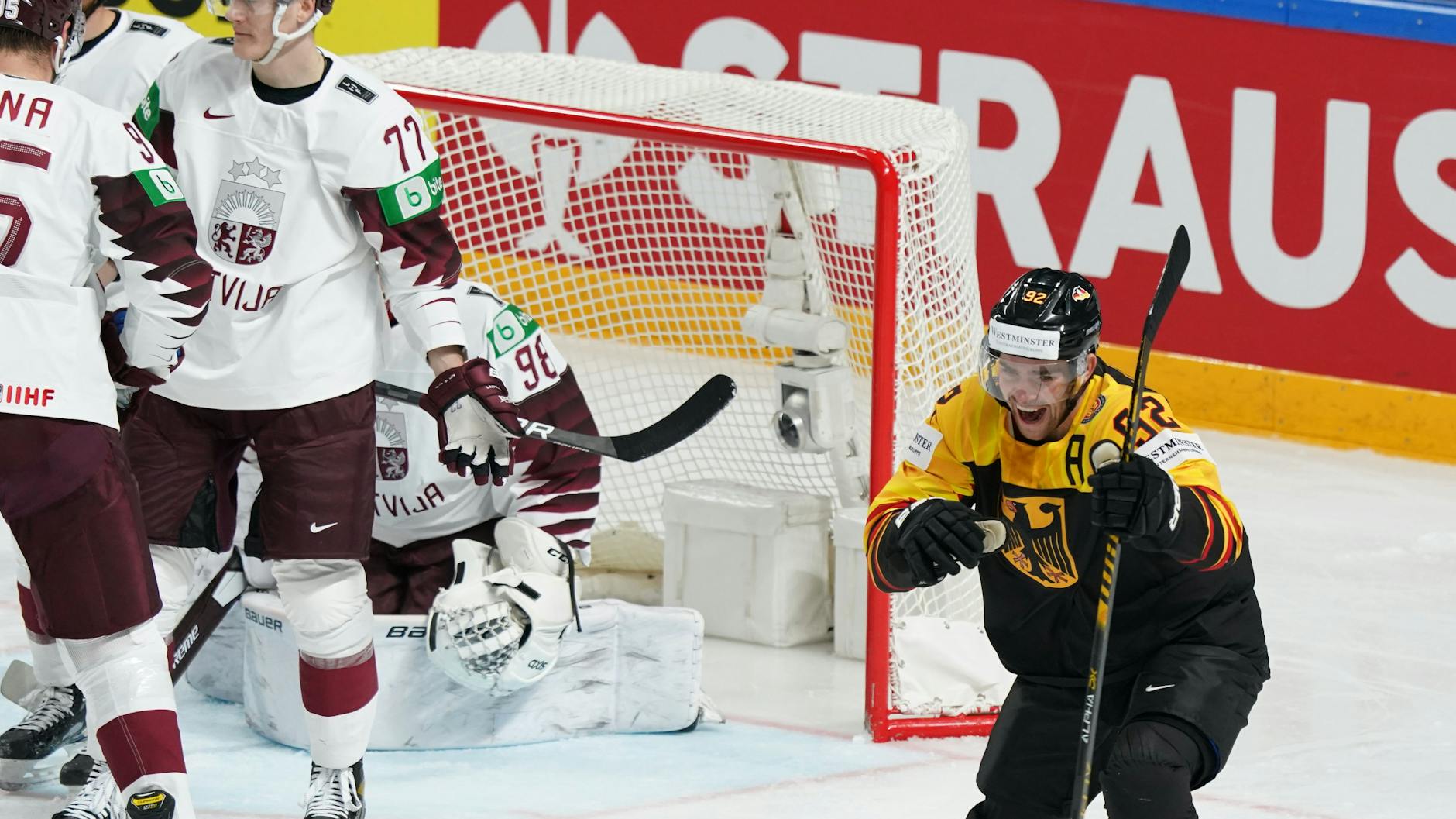 Marcel Noebels (r.) erzielt das 2:0 gegen Lettland und dreht jubelnd ab.
