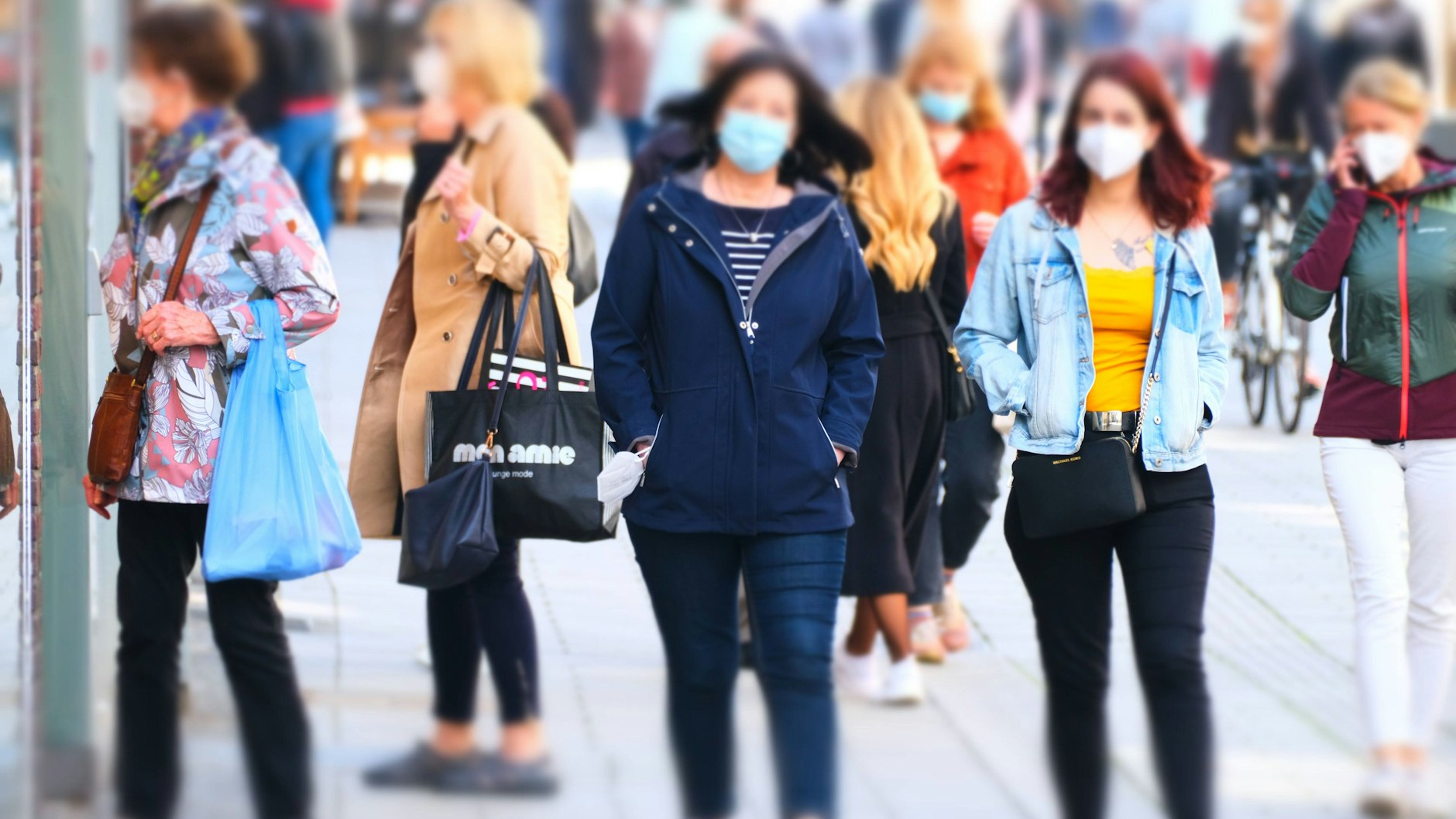 Eine Aufhebung der Maskenpflicht im Einzelhandel wird wohl noch eine Weile auf sich warten lassen.