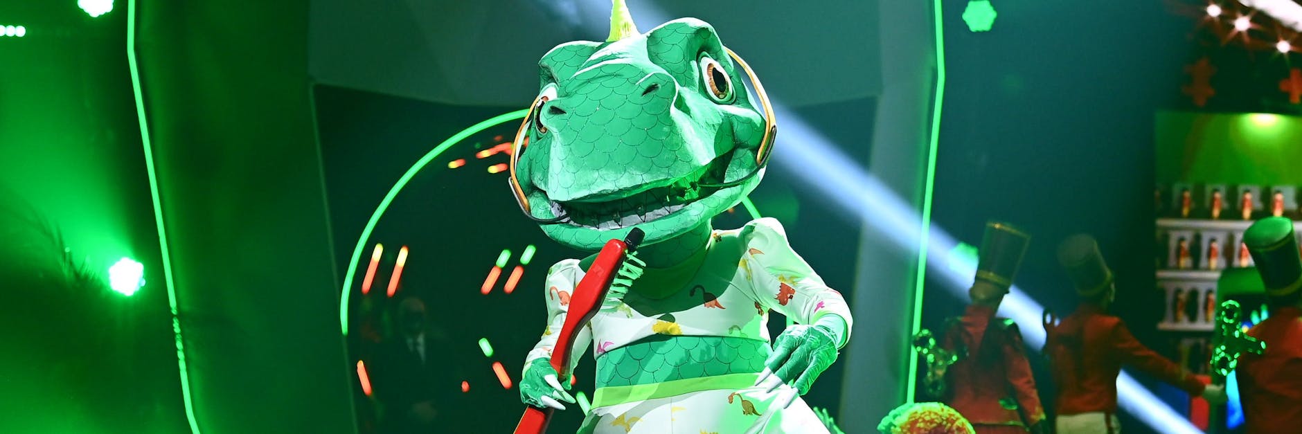 Stand in der letzten Staffel von „The Masked Singer“ auf der Bühne: der Dinosaurier. Im Kostüm steckte Sänger Sasha.