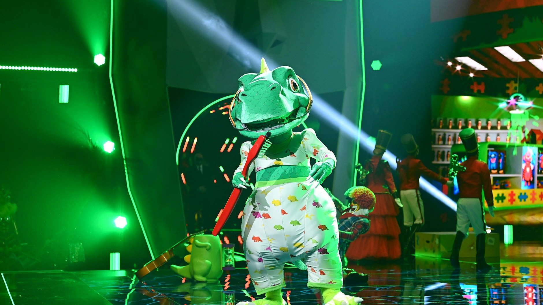 Stand in der letzten Staffel von „The Masked Singer“ auf der Bühne: der Dinosaurier. Im Kostüm steckte Sänger Sasha.
