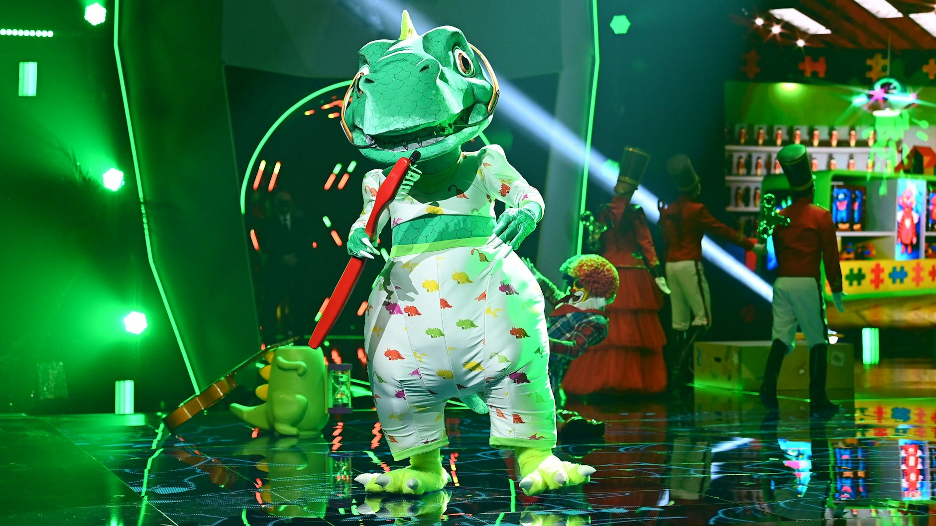 Stand in der letzten Staffel von The Masked Singer auf der Bühne: der Dinosaurier. Im Kostüm steckte Sänger Sasha.