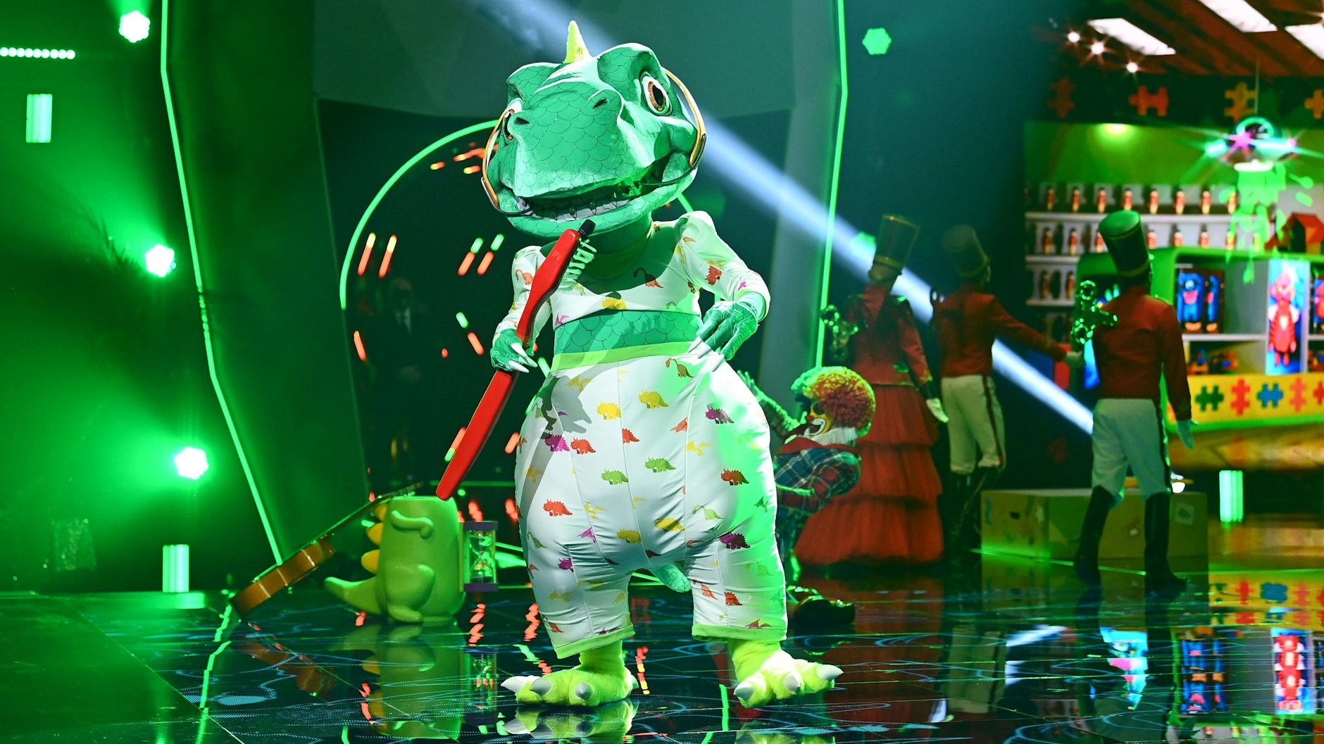 Stand in der letzten Staffel von „The Masked Singer“ auf der Bühne: der Dinosaurier. Im Kostüm steckte Sänger Sasha.