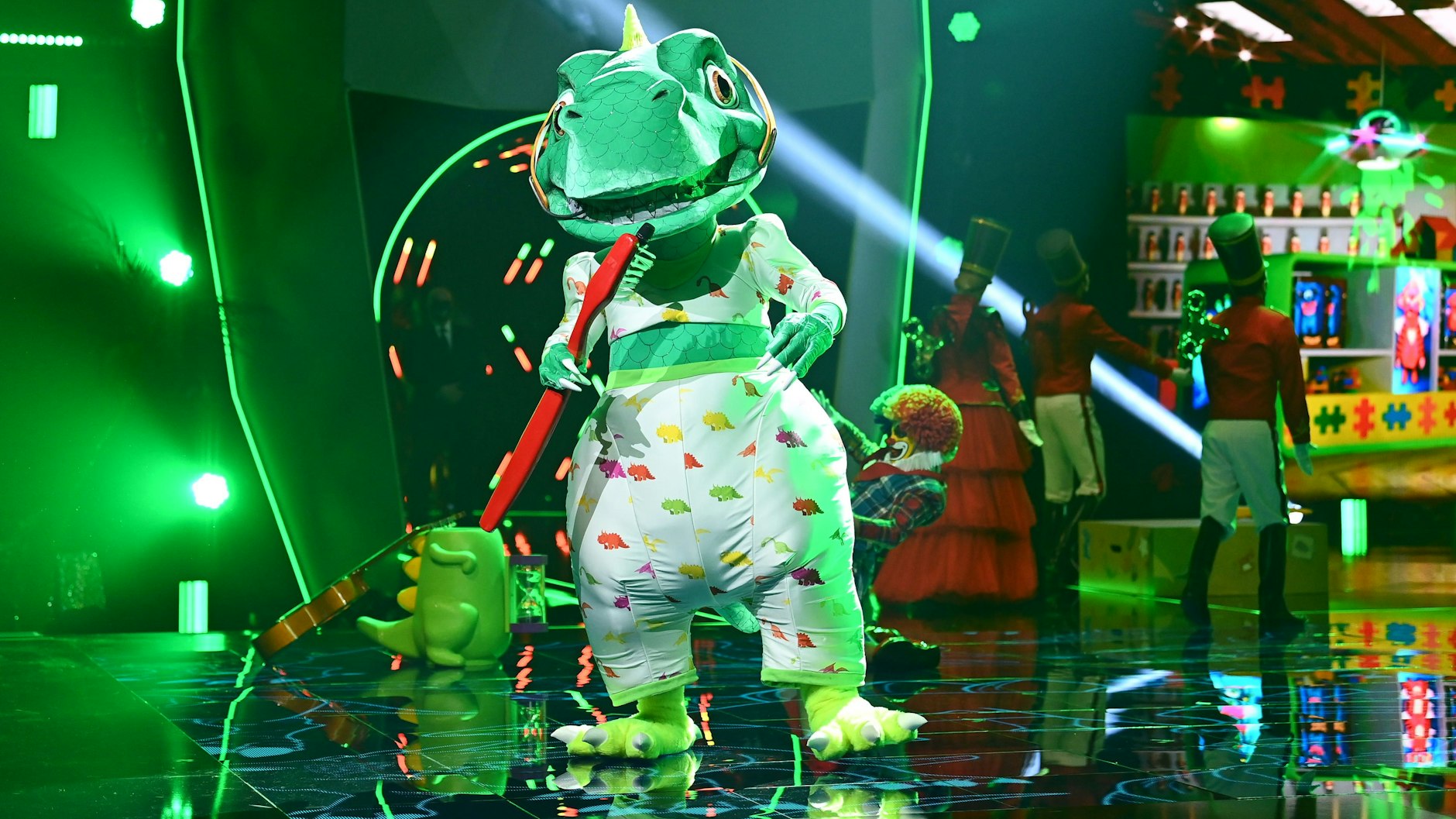 Stand in der letzten Staffel von „The Masked Singer“ auf der Bühne: der Dinosaurier. Im Kostüm steckte Sänger Sasha.