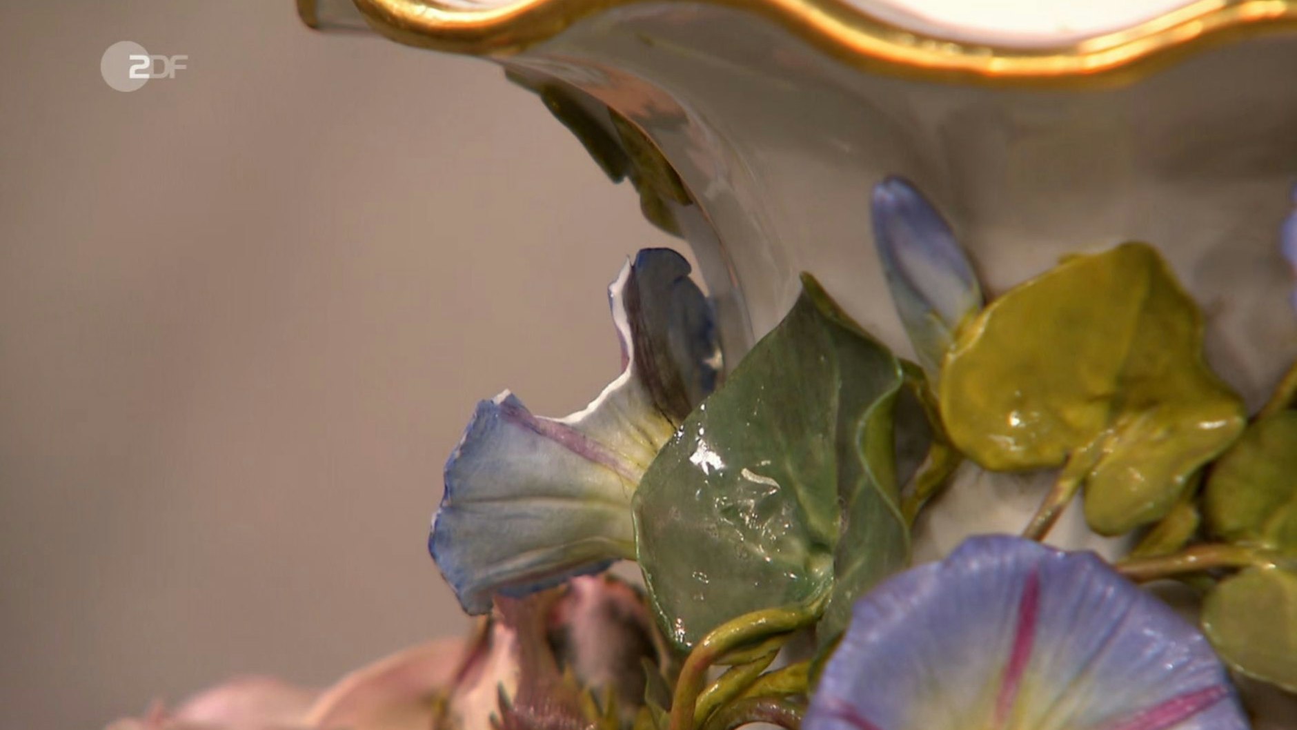 Viele Blüten der Prunkvase sind beschädigt.