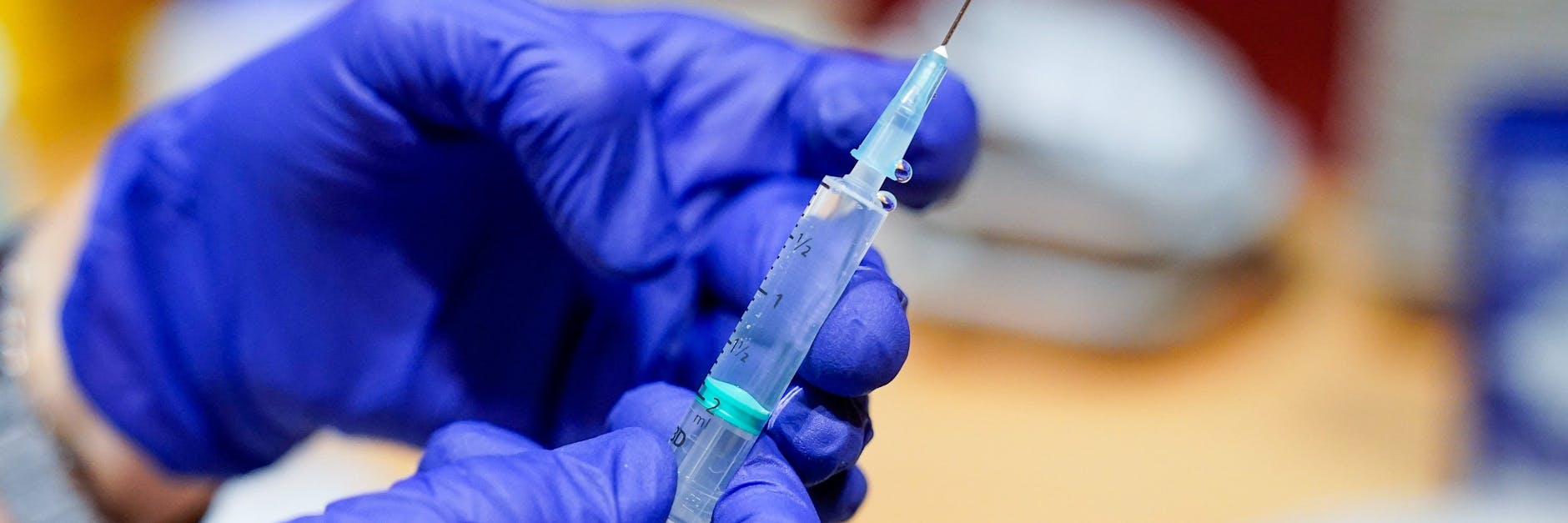 Ein Mitarbeiter des Gesundheitswesens bereitet eine Spritze mit dem Corona-Impfstoff von Pfizer/Biontech vor.