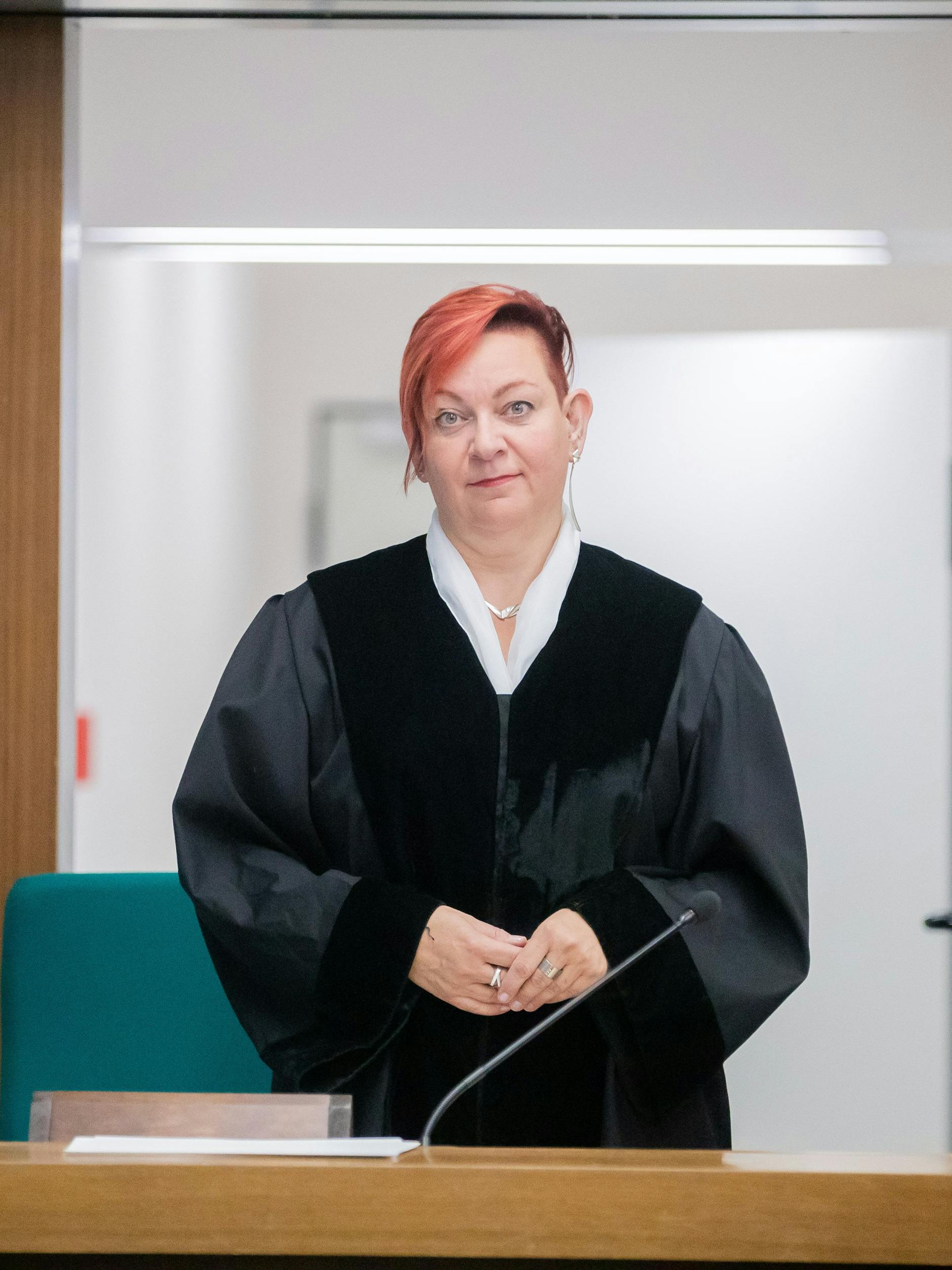 Richterin Claudia Wolter hatte das Verfahren aus dem Landgericht Tegeler Weg aus Sicherheitsgründen ins Kriminalgericht verlegt: Dort gebe es unter Corona-Bedingungen Platz für 18 Zuhörer, in ihrem normalen Sitzungssaal nur zwei.