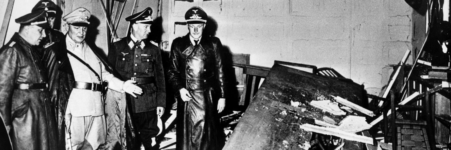 Reichsmarschall Hermann Göring (helle Uniform) und der Chef der „Kanzlei des Führers“, Martin Bormann (l.), begutachten die Zerstörung im Raum der Karten-Baracke im Führerhauptquartier Rastenburg, wo Oberst Stauffenberg am 20. Juli 1944 eine Sprengladung zündete, mit der Absicht Hitler zu töten.