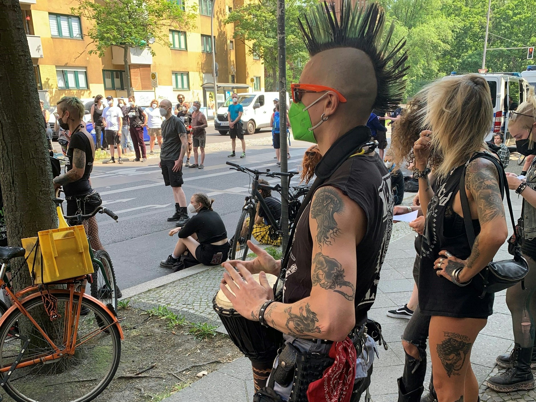 Ein Punk trommelt vor dem Kriminalgericht für die Erhaltung der Wagensiedlung.