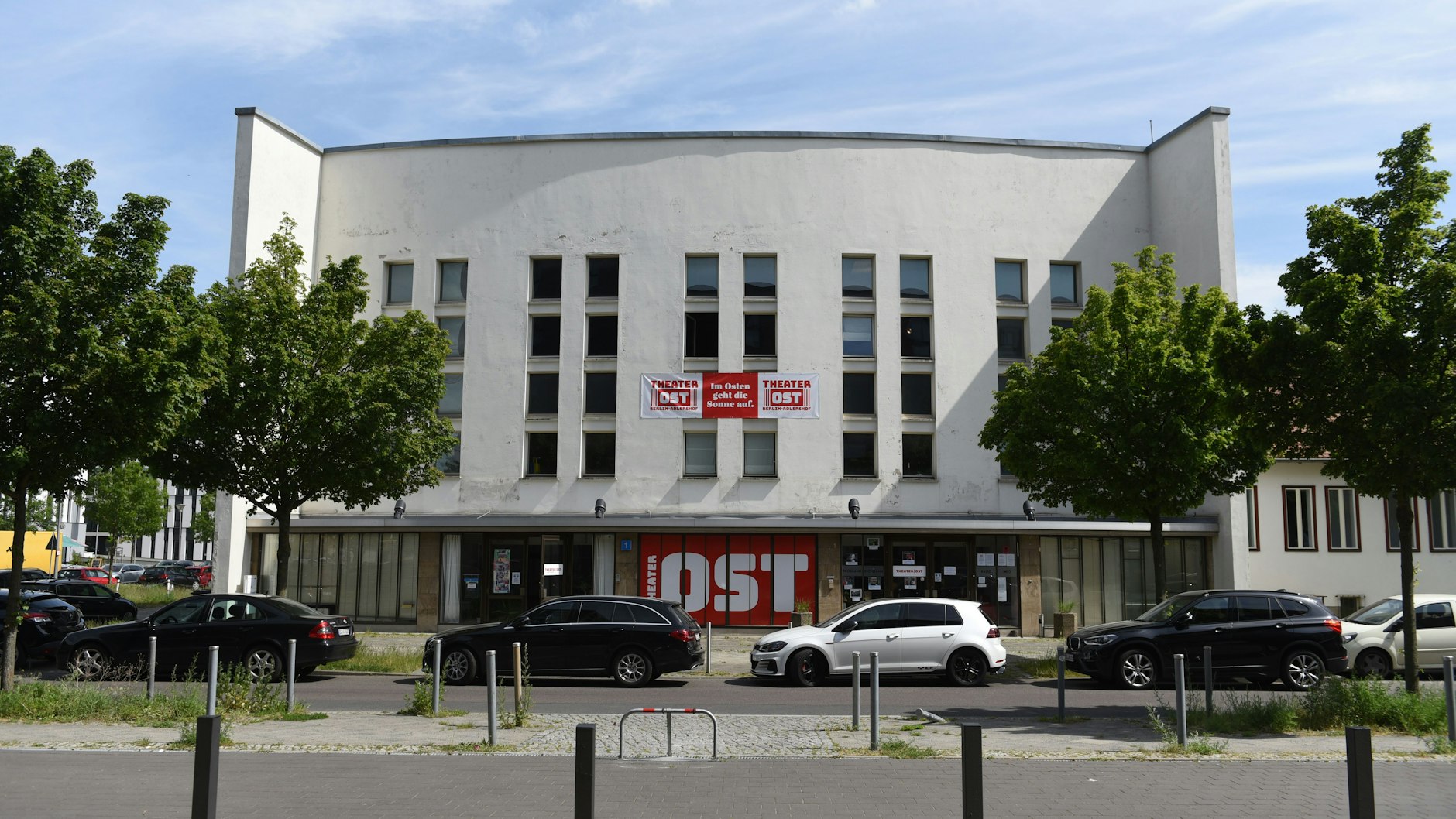 Das Theater Ost, das einst Theater Adlershof war. In dem Gebäude auf dem früheren Gelände des DDR-Fernsehens war das Studio der Nachrichtensendung „Aktuelle Kamera“.&nbsp;<br><br>